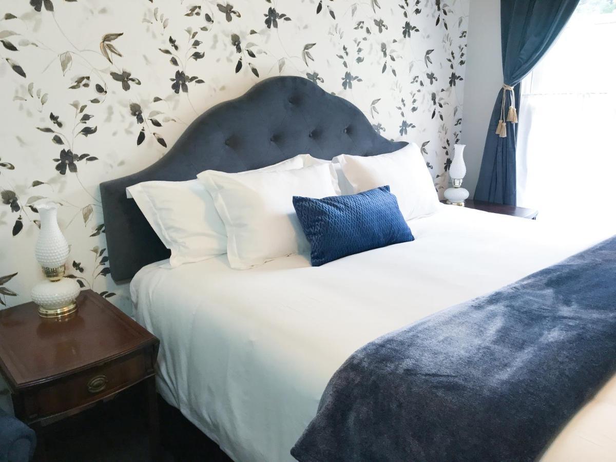 Hotel Stevenson Room photo