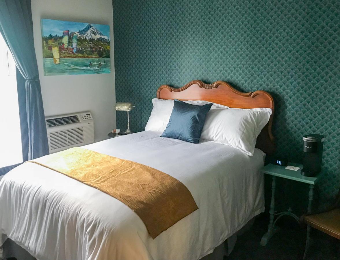 Hotel Stevenson Room photo