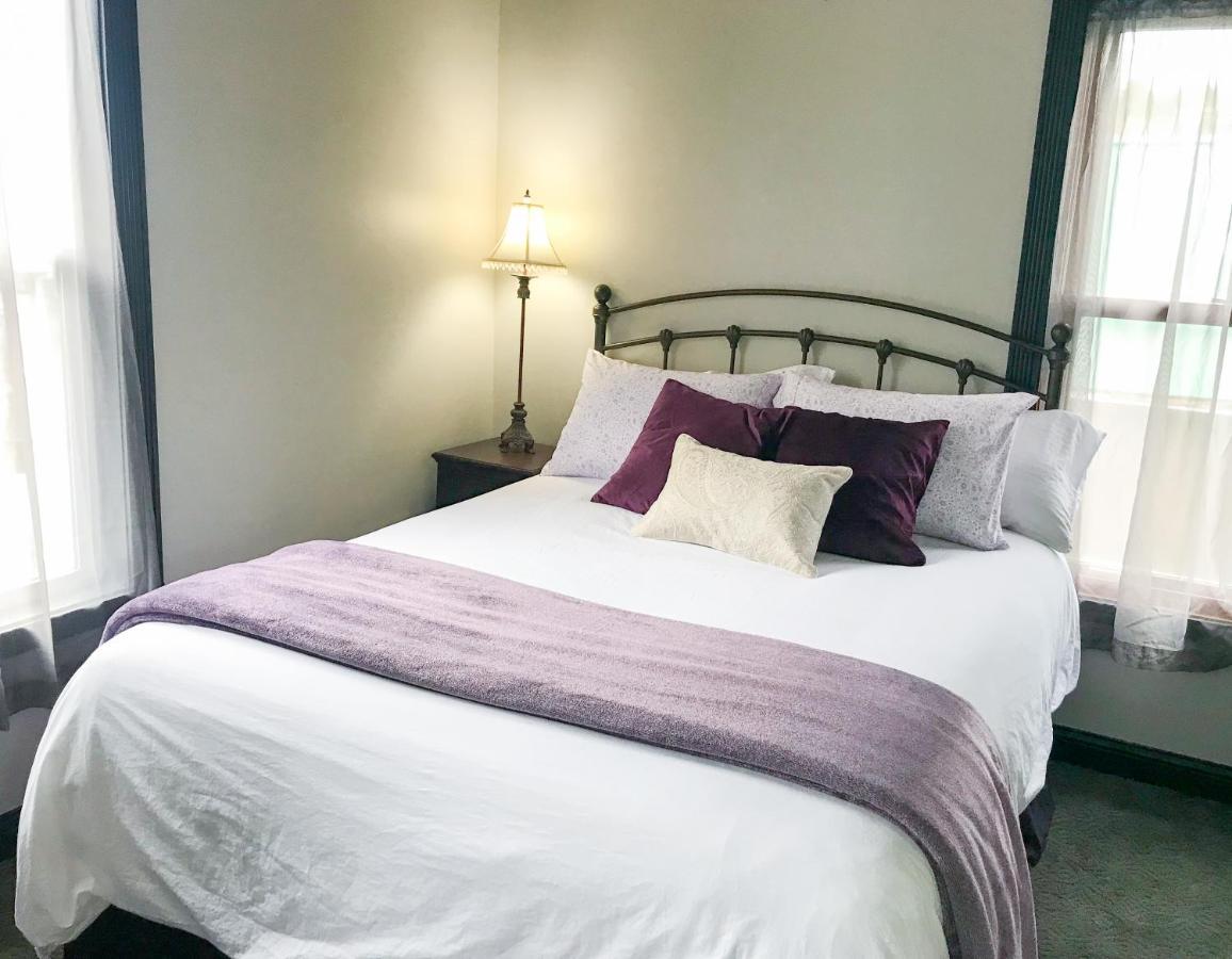 Hotel Stevenson Room photo