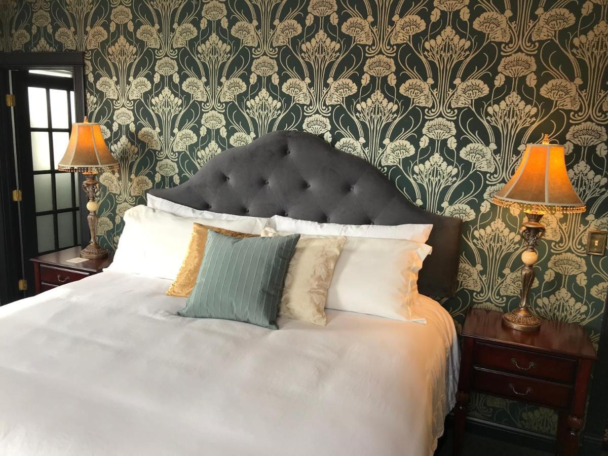 Hotel Stevenson Room photo