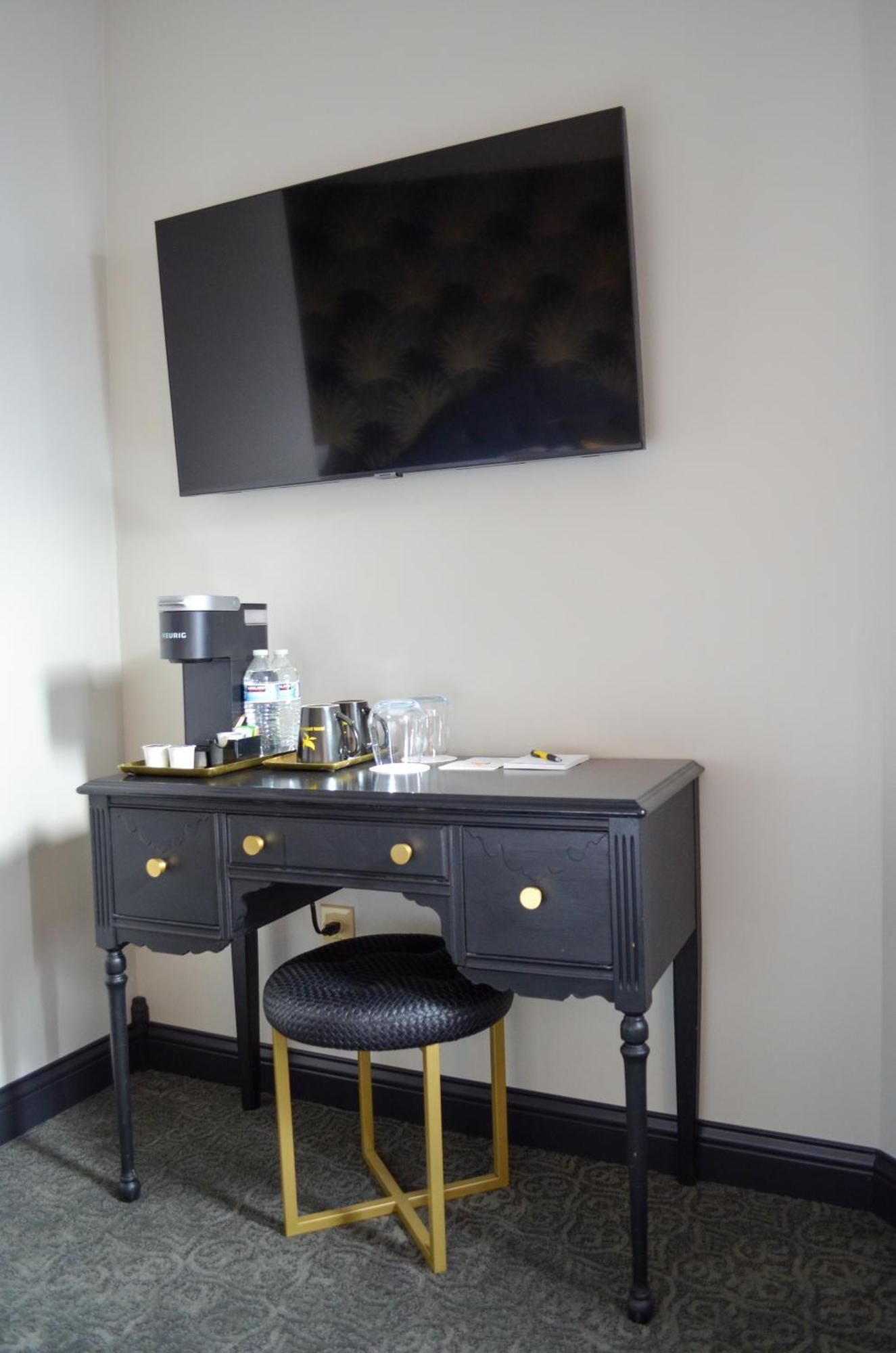 Hotel Stevenson Room photo