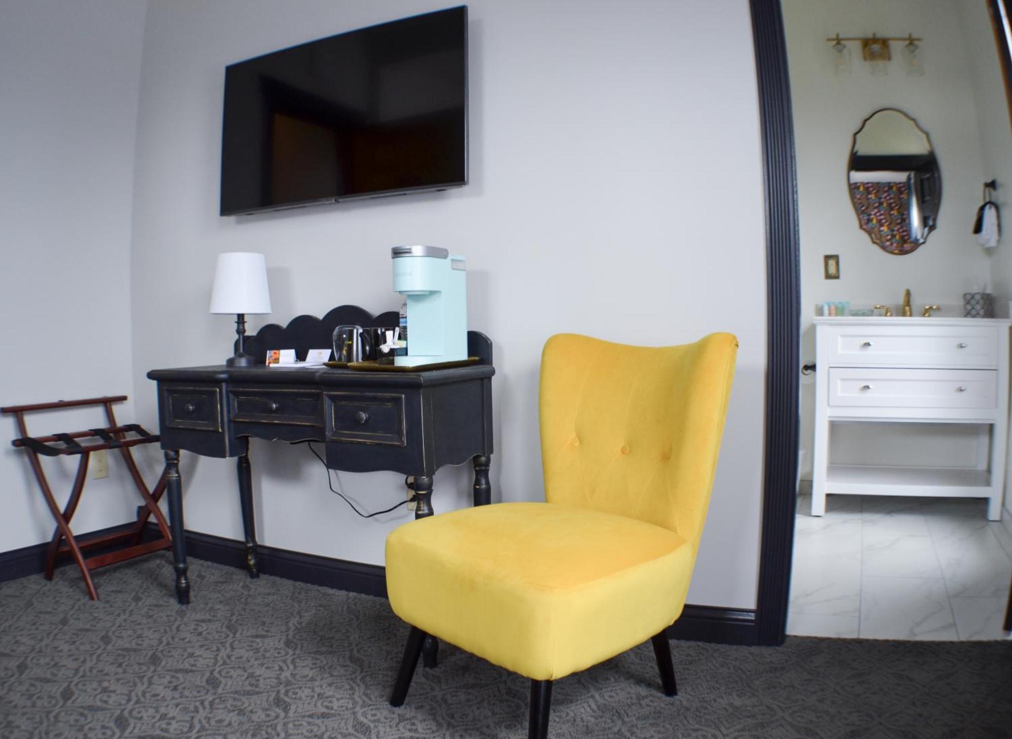 Hotel Stevenson Room photo