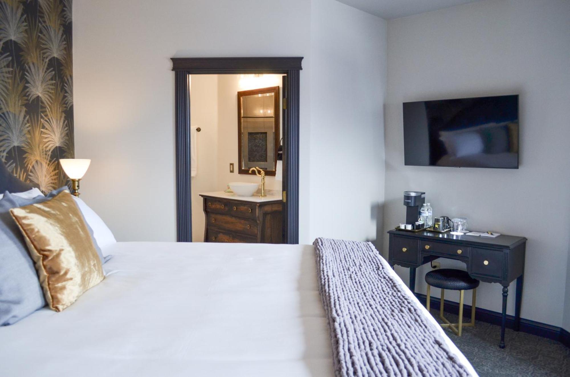 Hotel Stevenson Room photo