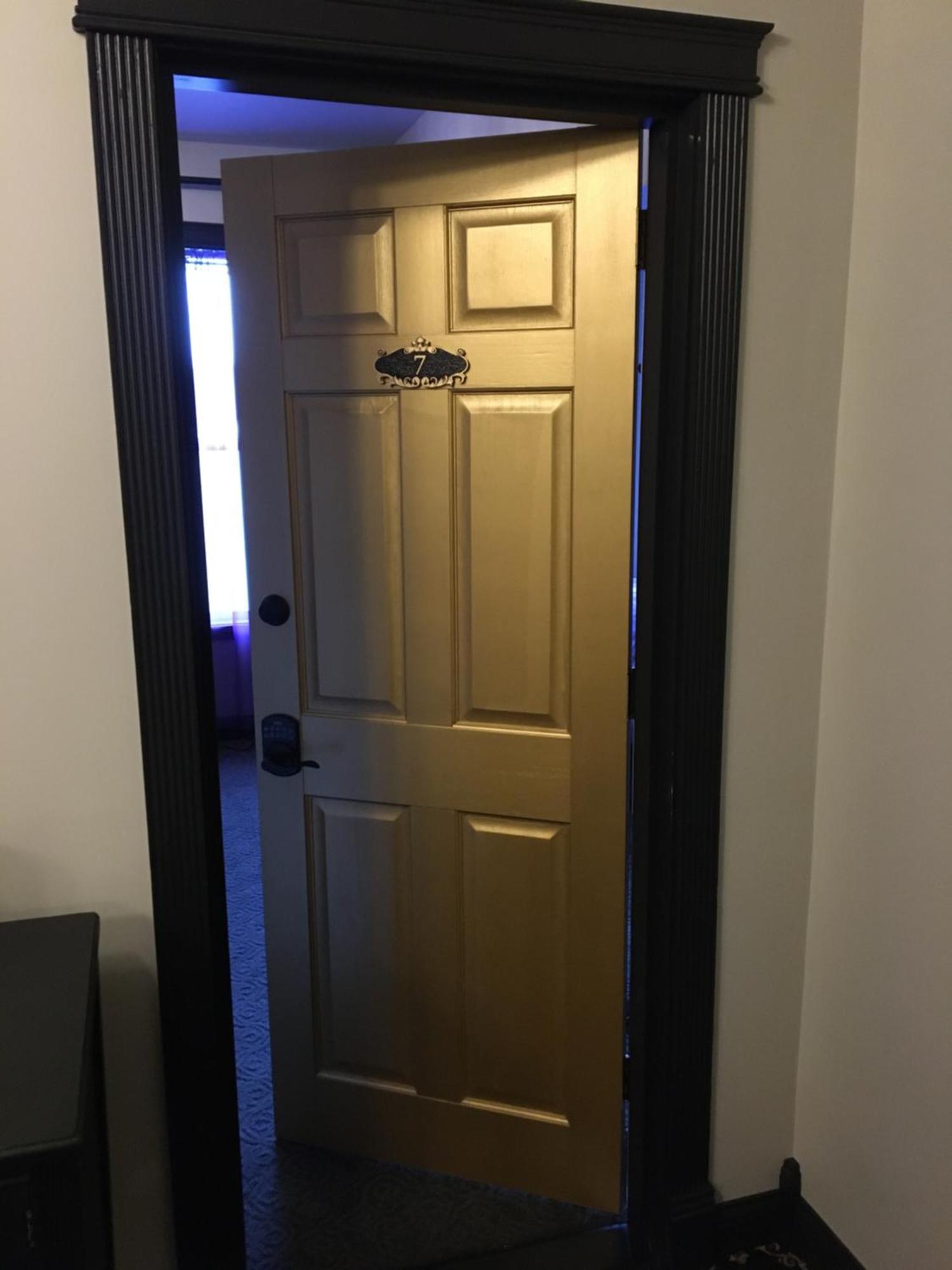 Hotel Stevenson Room photo