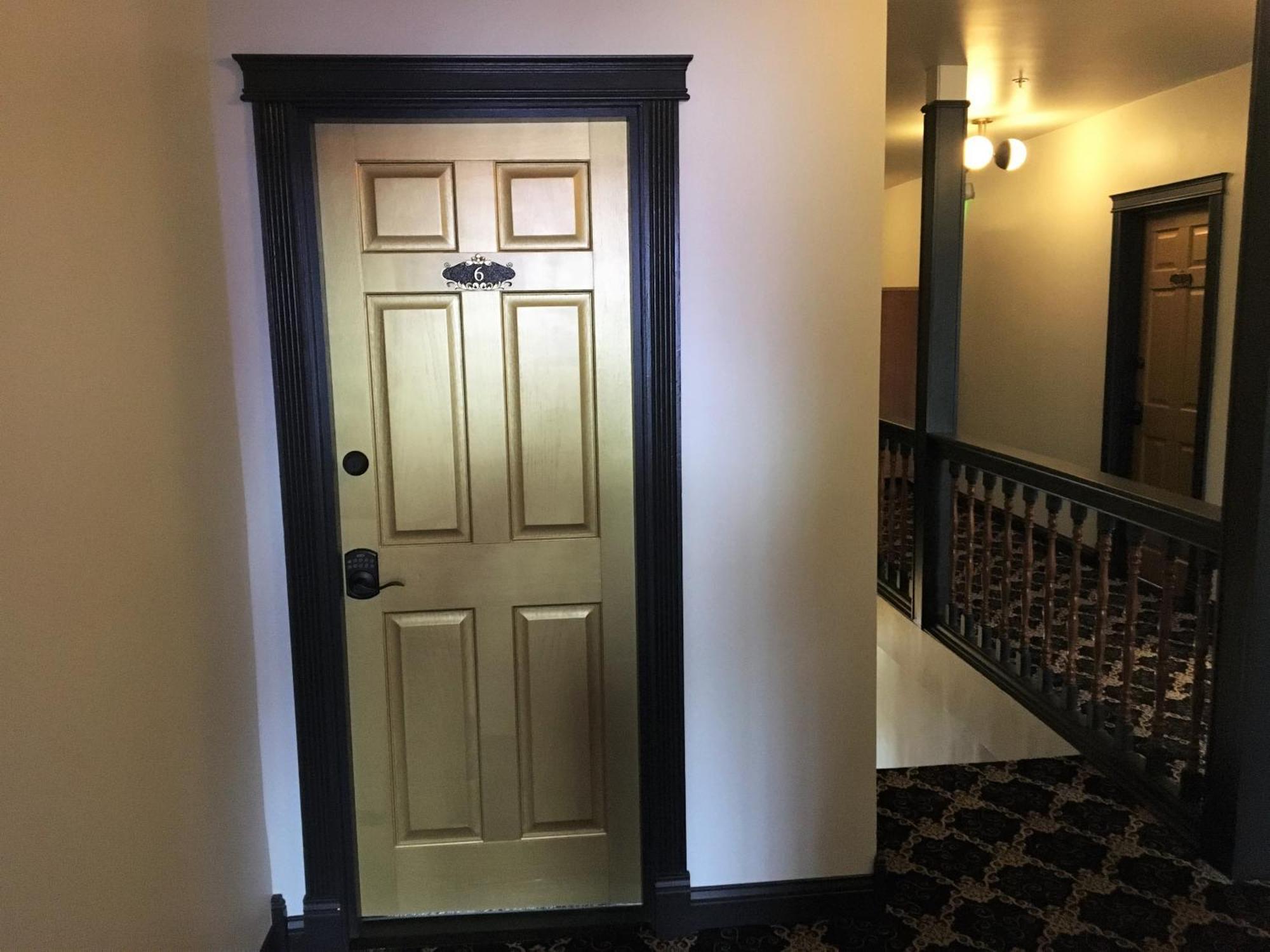 Hotel Stevenson Room photo