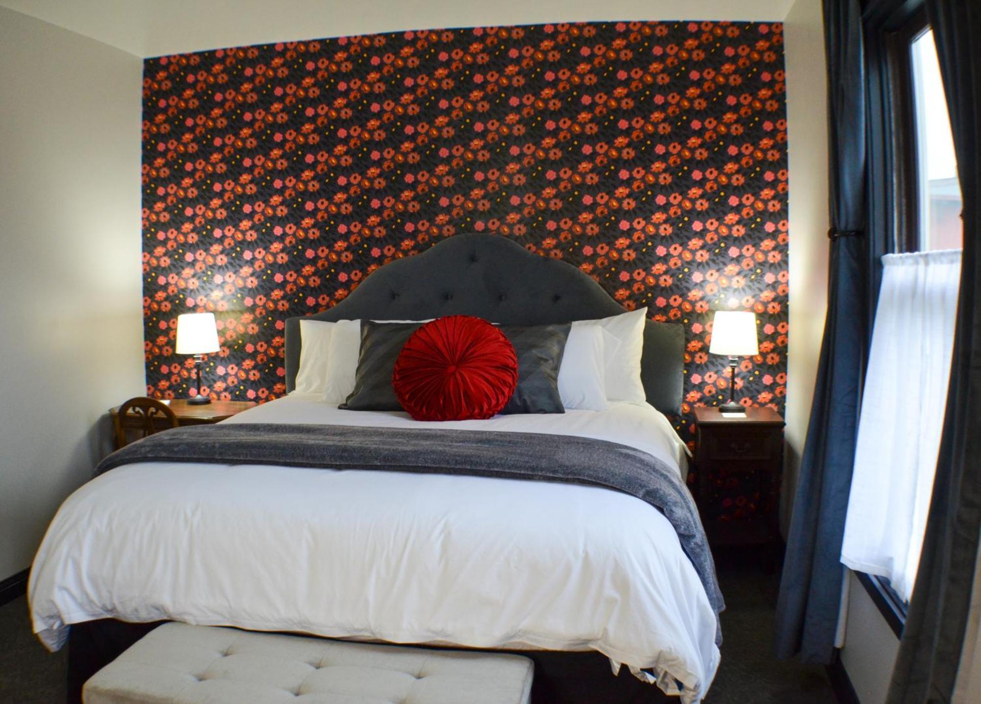 Hotel Stevenson Room photo