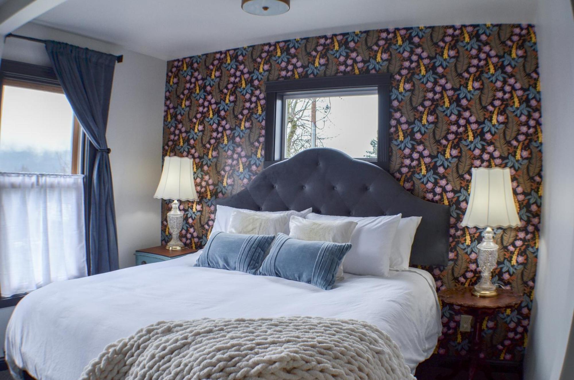 Hotel Stevenson Room photo