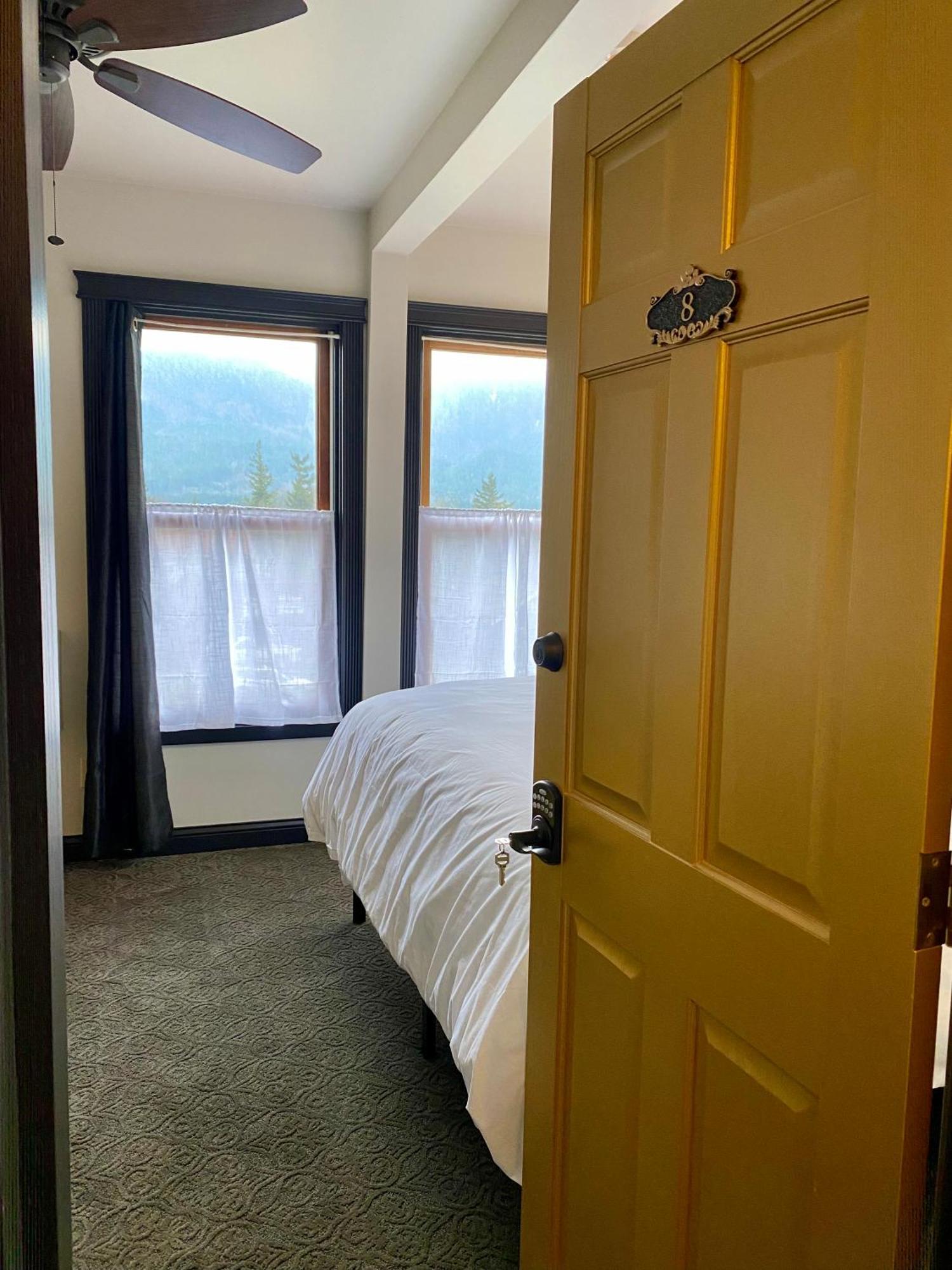 Hotel Stevenson Room photo