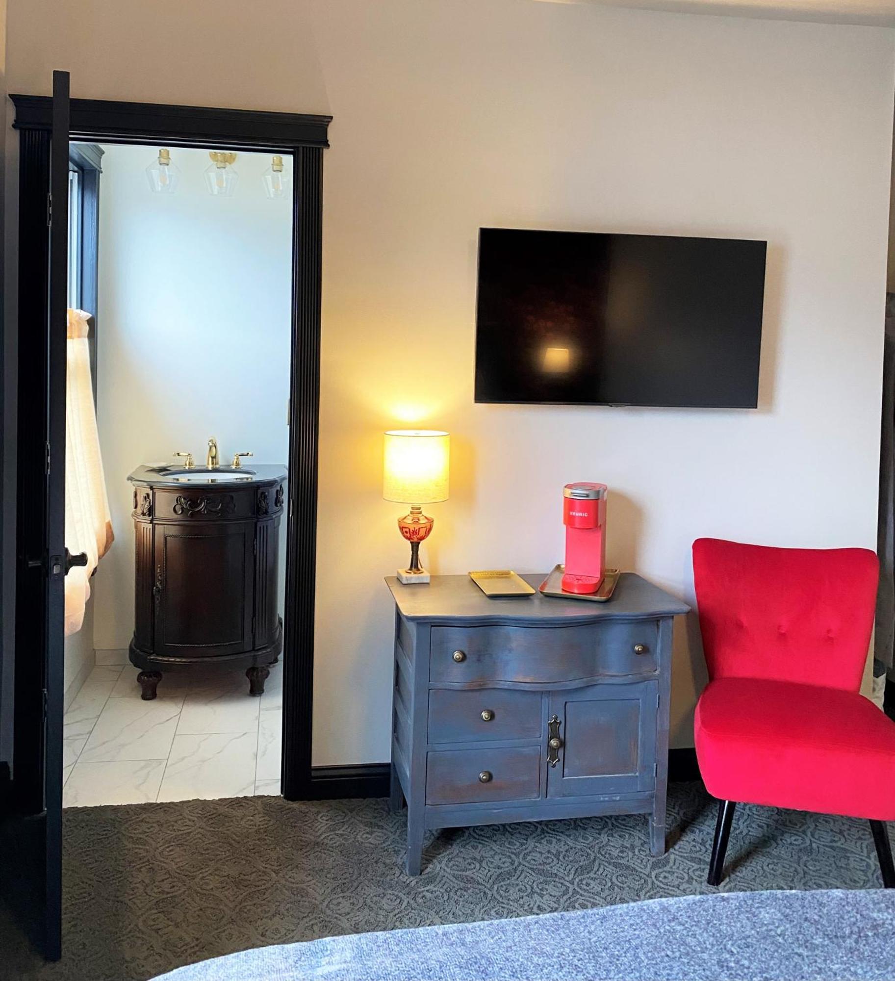 Hotel Stevenson Room photo