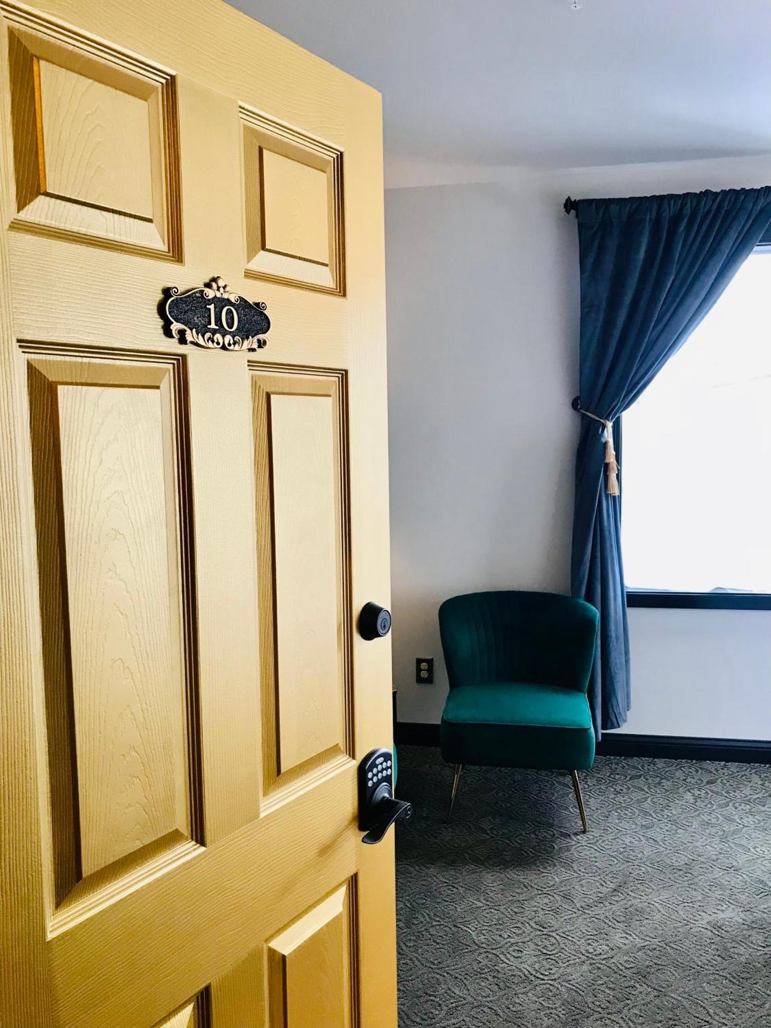 Hotel Stevenson Room photo